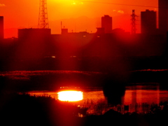 荒川土手から丹沢山系の川に映った大きな夕日