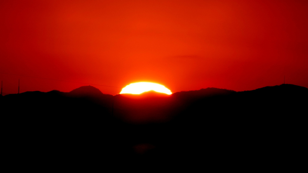 '21.12.20.丹沢山系の塔ノ岳右の小山の夕日
