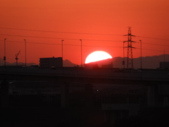 建物の影の二子山の右日向山左裾の夕日