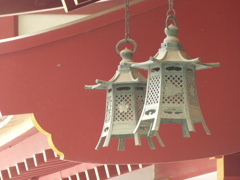 天満宮の二つの吊り灯籠