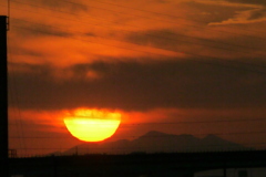 隅田川の煙突の右下の雲から降りる夕日が大持山と接触