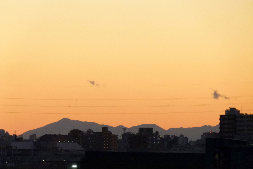 荒川土手からクリアーに見えた大山.三ノ塔.鳥尾山の夕焼けのシルエット