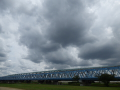 荒川の鉄橋上の乱雲