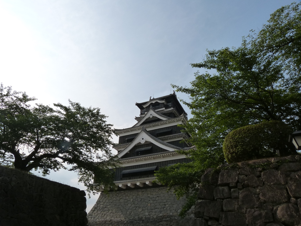 熊本城の本櫓から熊本城の右通路が卍に曲がっていて見せかけの入り口がある