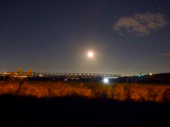 鉄橋の上に中秋の月と木星