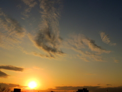 夕日と恐竜の化石のような夕雲