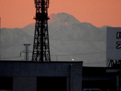 荒川土手から高速高架下の夕焼けの日光白根山