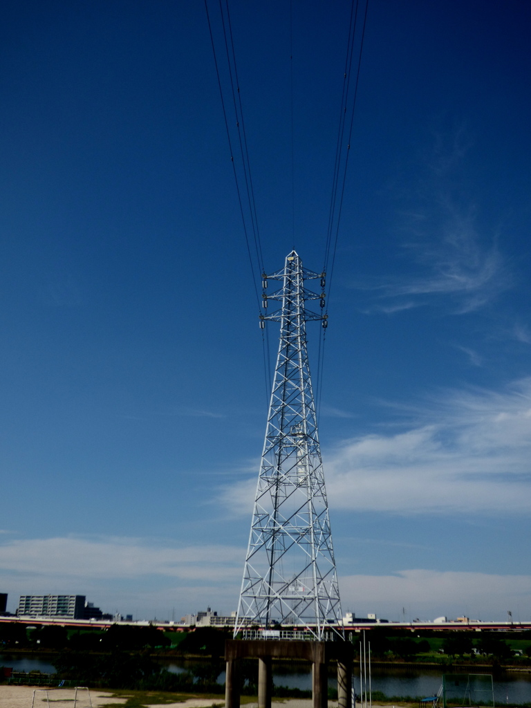 重なり鉄塔と雲