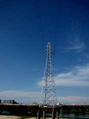 重なり鉄塔と雲