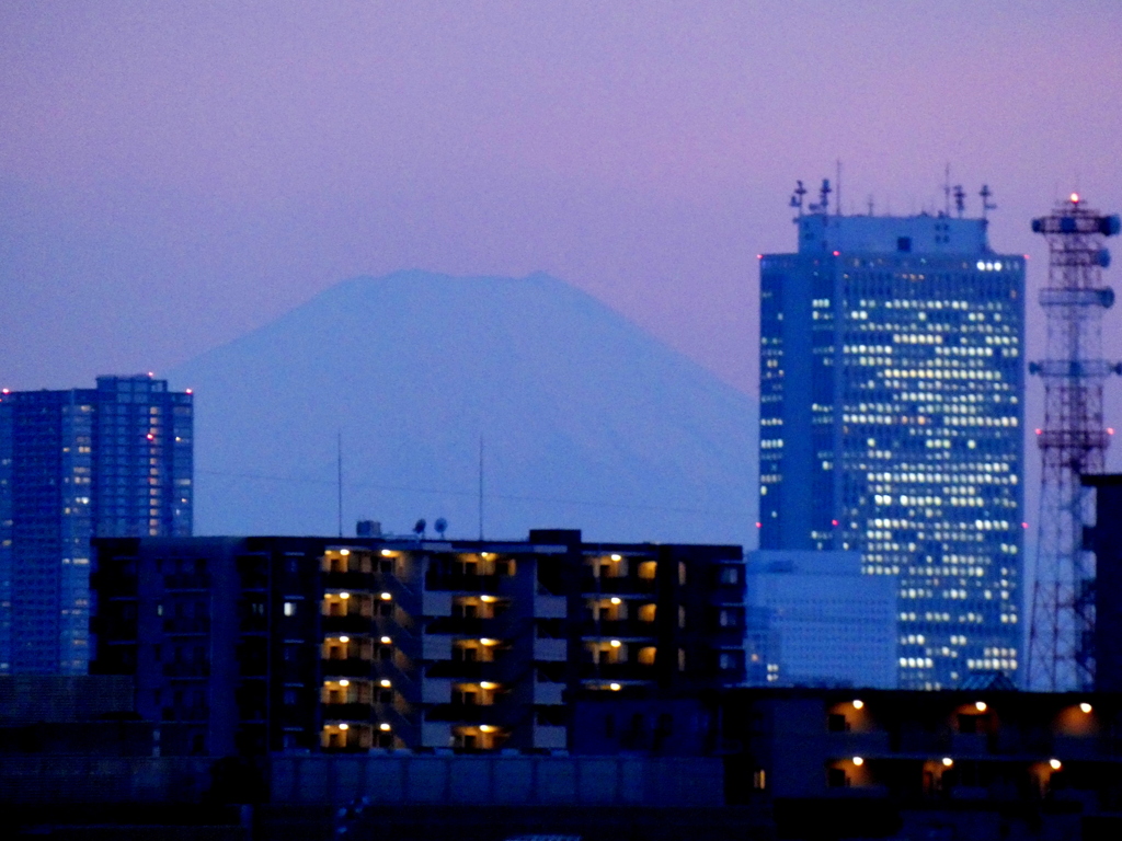 千住新橋の富士山と池袋の夜景
