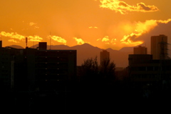 右富士の宝永山から左丹沢山の夕焼け