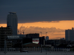 千住新橋のから雲の下に開けたエルザタワーの右に見えた四阿山？
