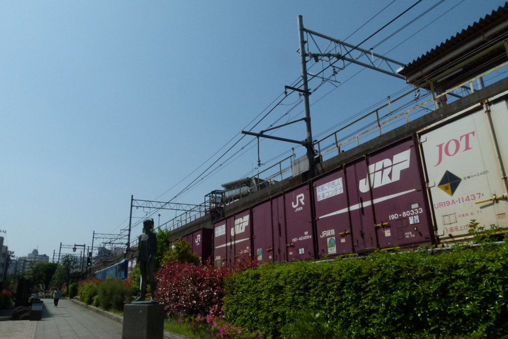 三河島の駅を通過するJR貨物