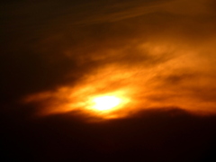 '21.12.16.丹沢山系のシルエットの上の雲間からの夕日