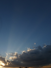 夕日からの薄明光線、チンダル現象