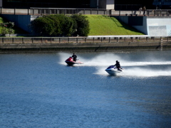 汐入公園の土手からの水上スクーター