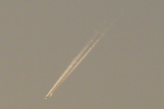 遠くのジェット雲