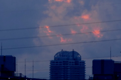 鶴鳥屋山の見えるタワーマンション上の夕雲