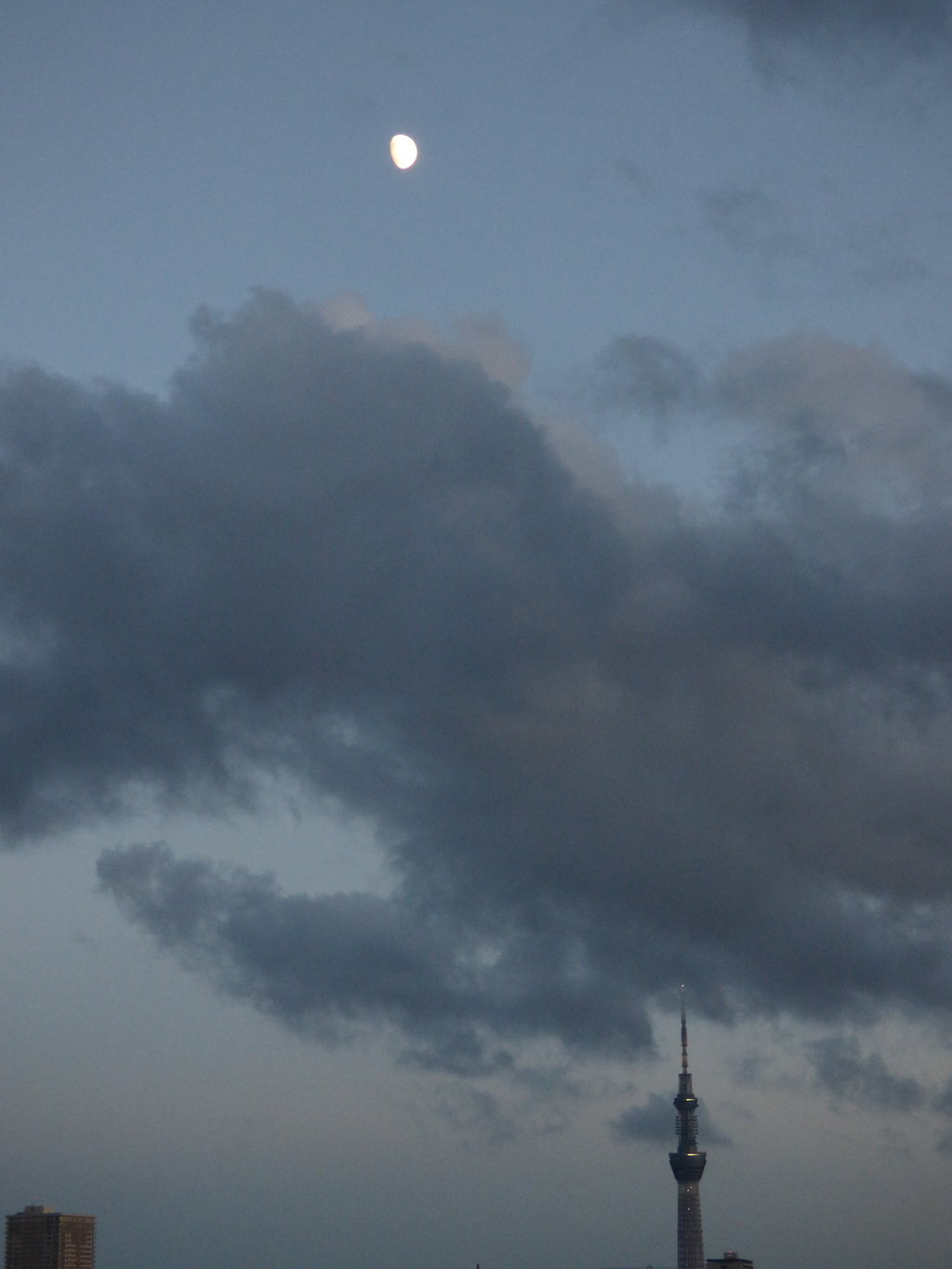 月と雲とスカイツリー