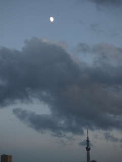 月と雲とスカイツリー