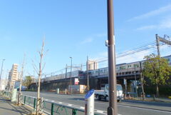 千住関屋の墨堤通りの高架土手を走る京成上下線