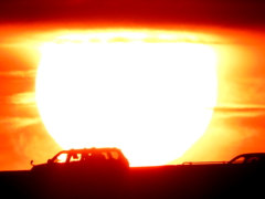 高速道路に落ちる大きな夕日