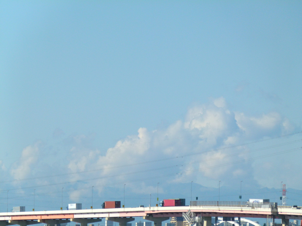 遠くの景色の雲