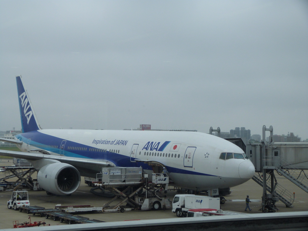 福岡空港到着便機と雲
