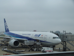 福岡空港到着便機と雲