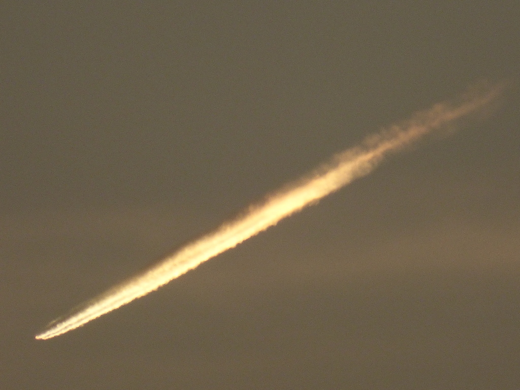 夕方の遠方の飛行機雲
