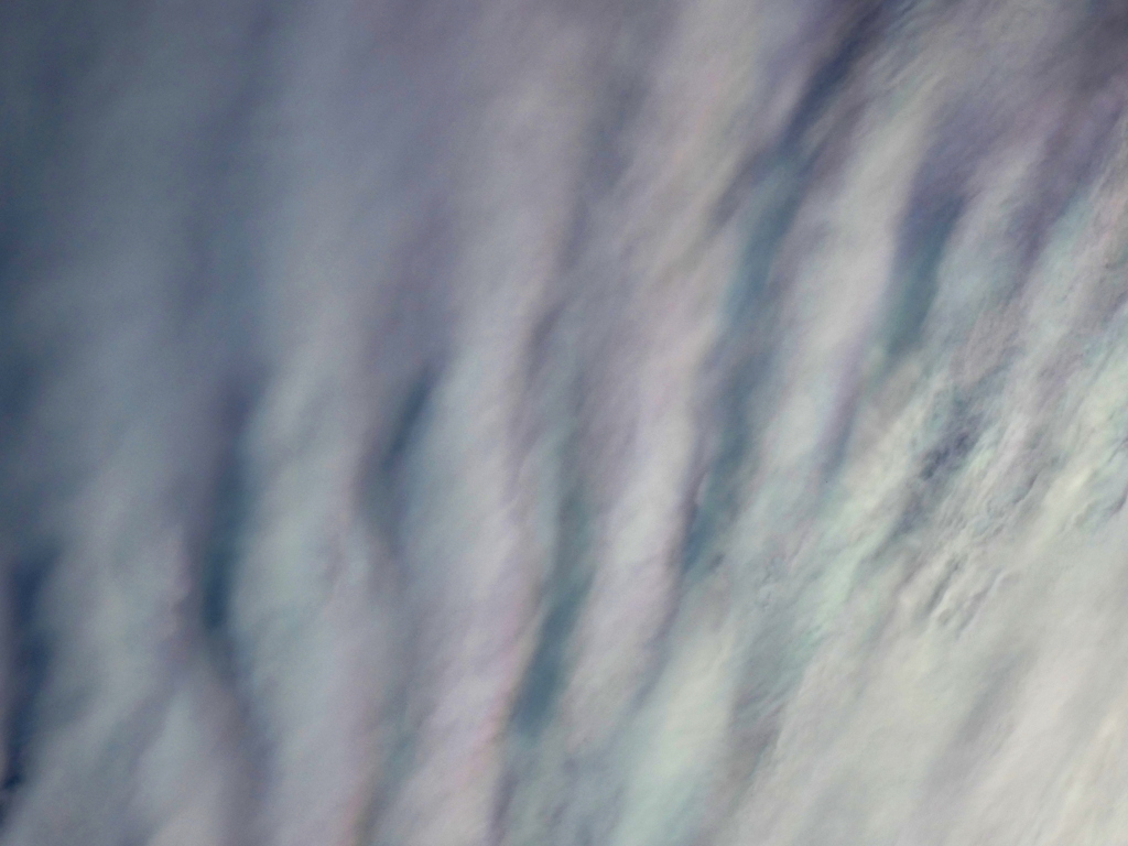 筋雲の淡い彩雲