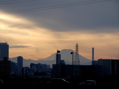 ’22新年の荒川土手は雲が多いが富士山はよく見えた
