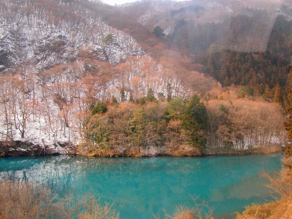 群馬四万温泉へ日帰りで行ってきた。バスの車窓の四万湖