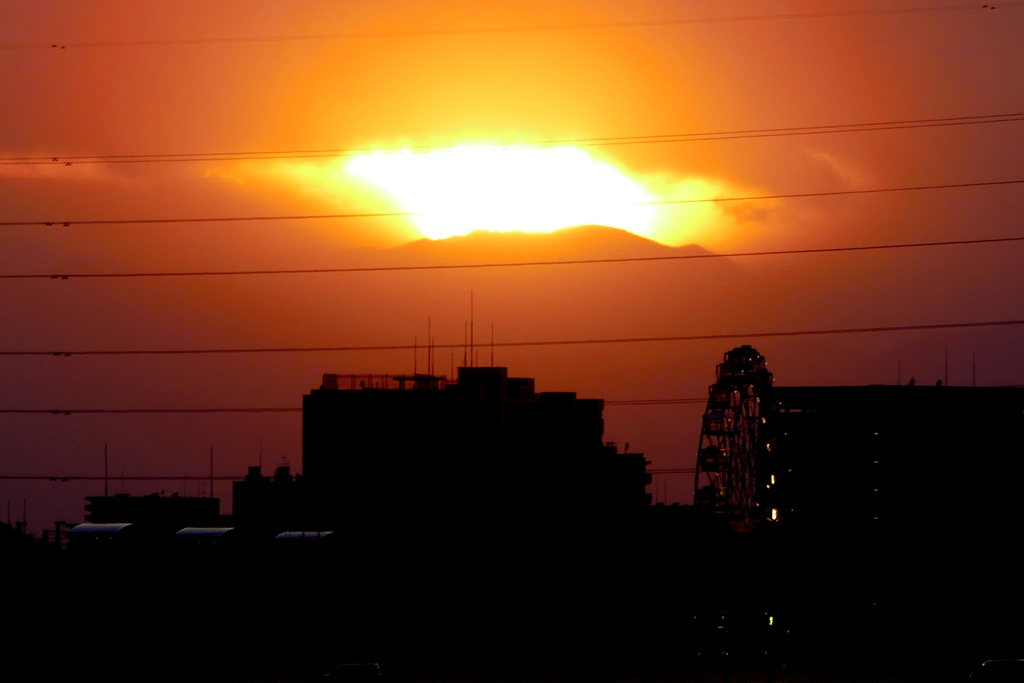 荒川遊園観覧車後ろ大菩薩嶺の春分の夕日