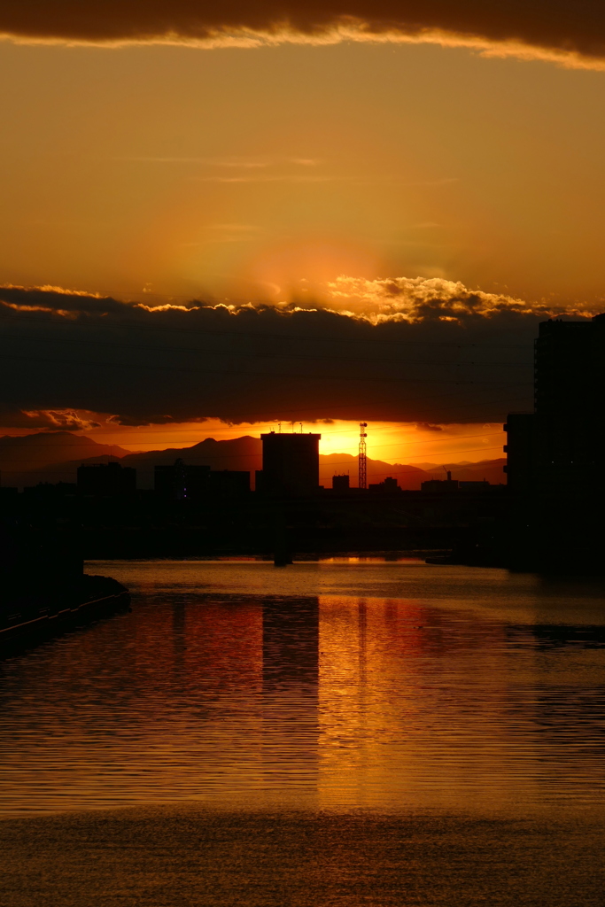 雲の上の花粉光環と隅田川の夕景
