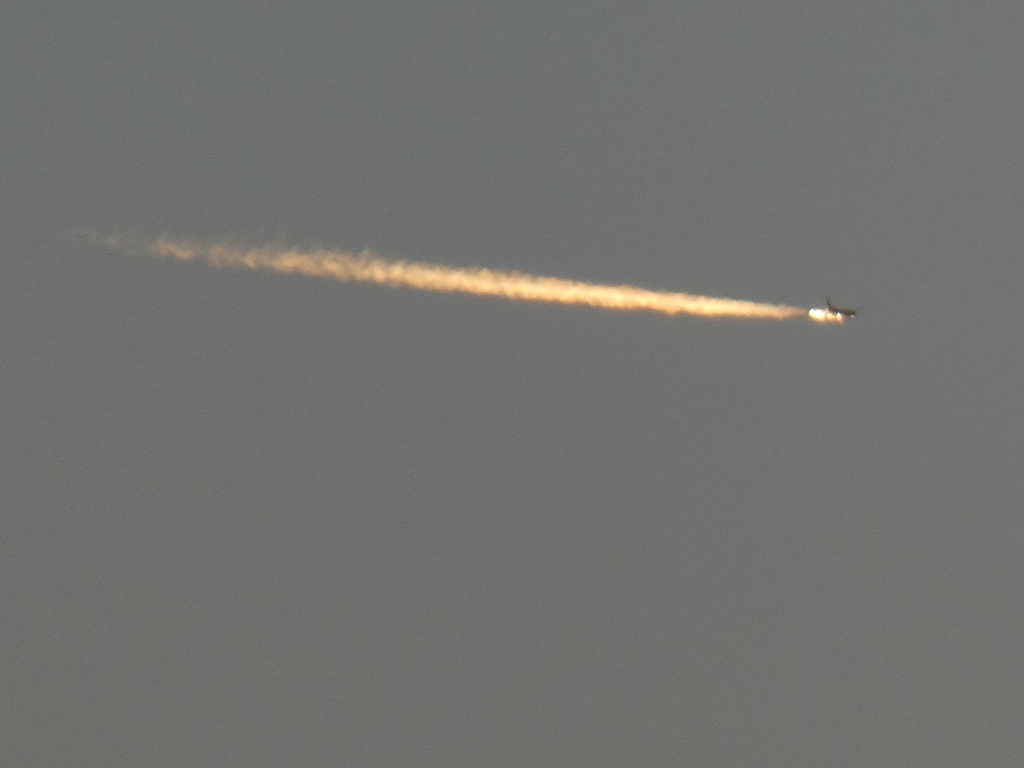 ’22新年の荒川土手から遠くの夕日を浴びた飛行機