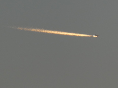 ’22新年の荒川土手から遠くの夕日を浴びた飛行機