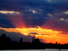 黒雲に覆われた黄金の雲からの真紅の放射