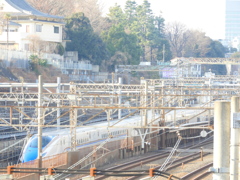 日暮里駅から見える上越新幹線の'とき'