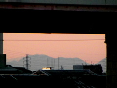 荒川の高速高架下の夕焼けの赤城山の地蔵岳