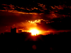 雲被る秩父山塊に沈む夕日