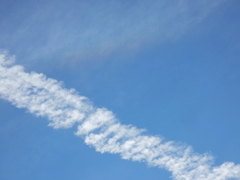 荒川土手から飛行機雲の近くのの微彩雲