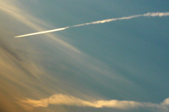 白雲と並ぶ飛行機雲