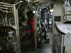 潜水艦内の配管通路