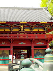 都内では品川荏原神社とここ根津神社にある神橋を渡って楼門へ