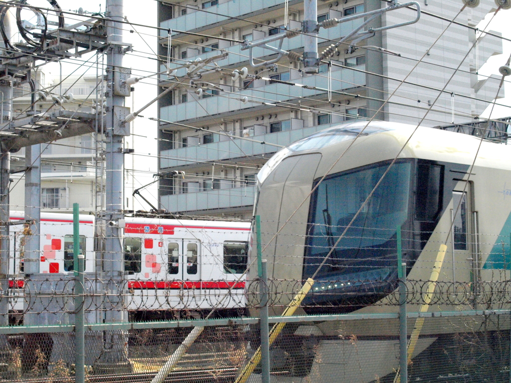 日の出土手で北千住駅からメトロ日比谷線と東武500系がすれ違う