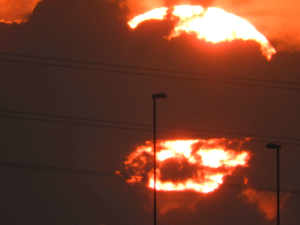 荒川土手から高速道路上の雲被る大きな夕日