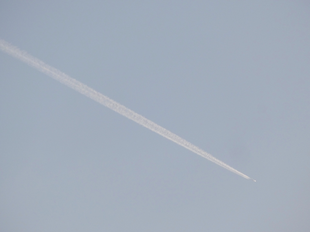 飛行機の見える飛行機雲