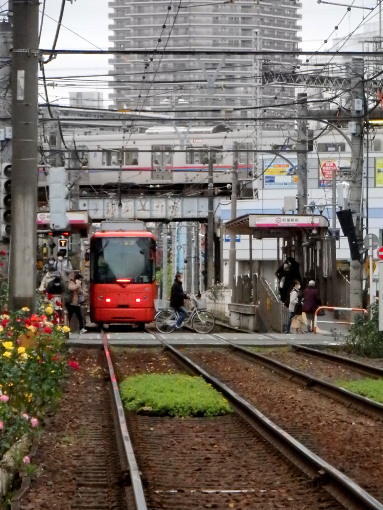 都電荒川線の町屋駅とその上の高架を通る京成線