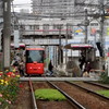 都電荒川線の町屋駅とその上の高架を通る京成線